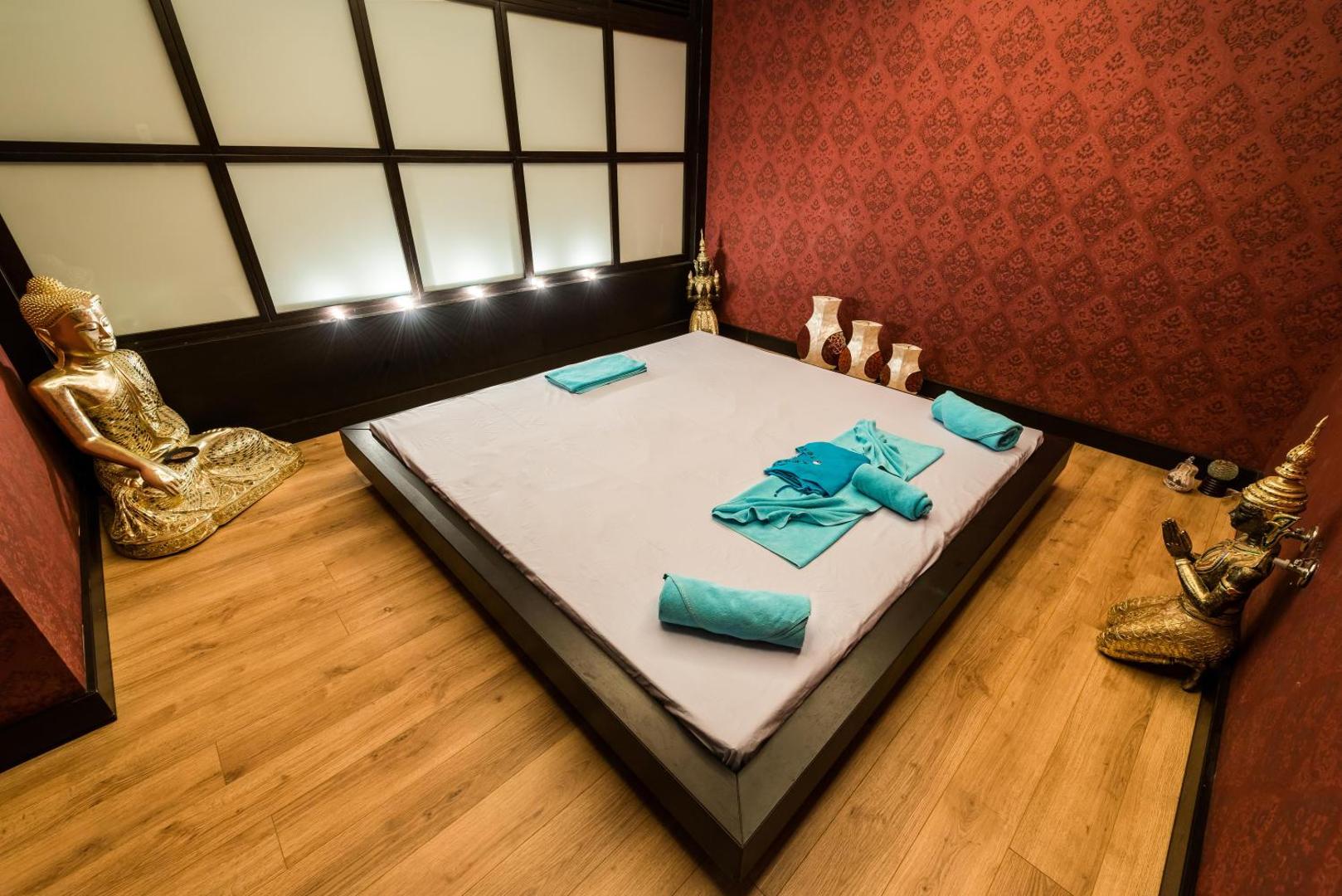 Rubi Platinum SPA Resort & Suites masāžas telpa ar zemu gultu, Budas statuju un austrumniecisku dekoru mierīgai atpūtai