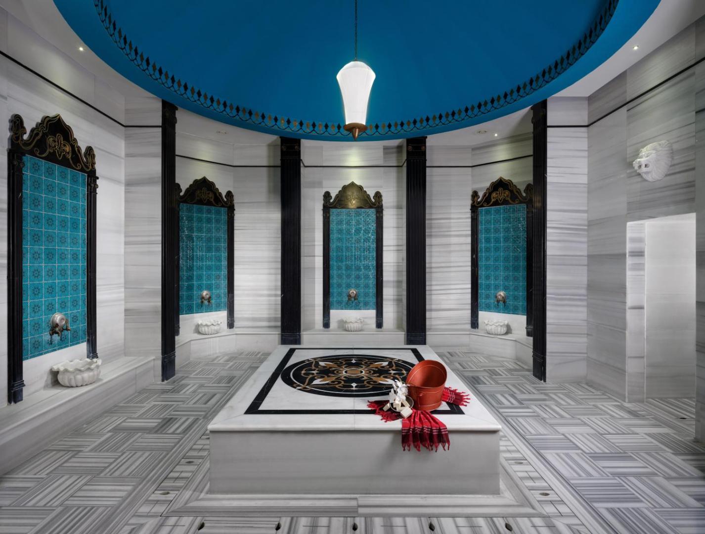 Rubi Platinum SPA Resort & Suites tradicionālais turku hamams ar marmora apdari un ziliem flīžu akcentiem spa centrā