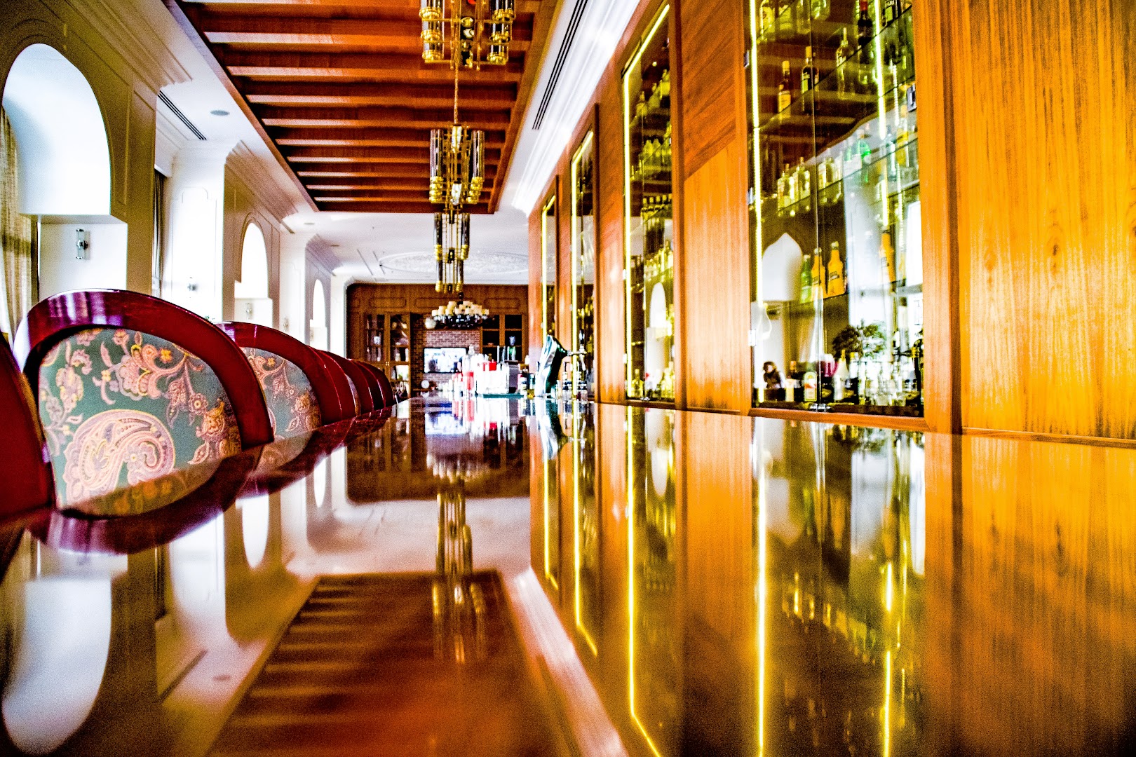 Rubi Platinum SPA Resort & Suites elegants bārs ar pulētu koka leti un grezniem krēsliem Alanjas reģionā, Turcijā