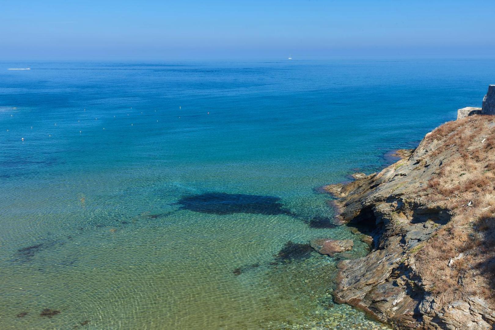 Skats uz dzidro un tirkīzzilo Vidusjūru no klints pie Panormo Beach viesnīcas Panormo ciemā, Krētā