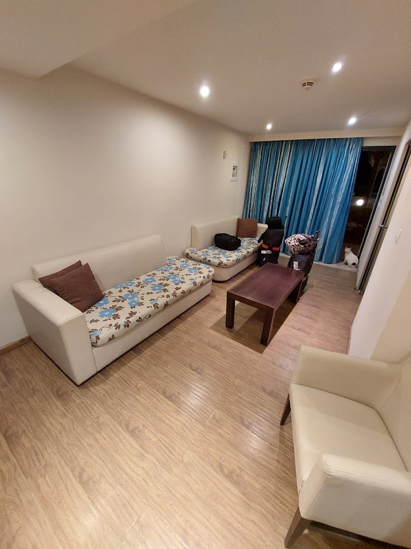 Plaša viesistabas zona Koutrakis Suites by Estia apartamentos ar dīvāniem, kafijas galdiņu un gaišu interjeru