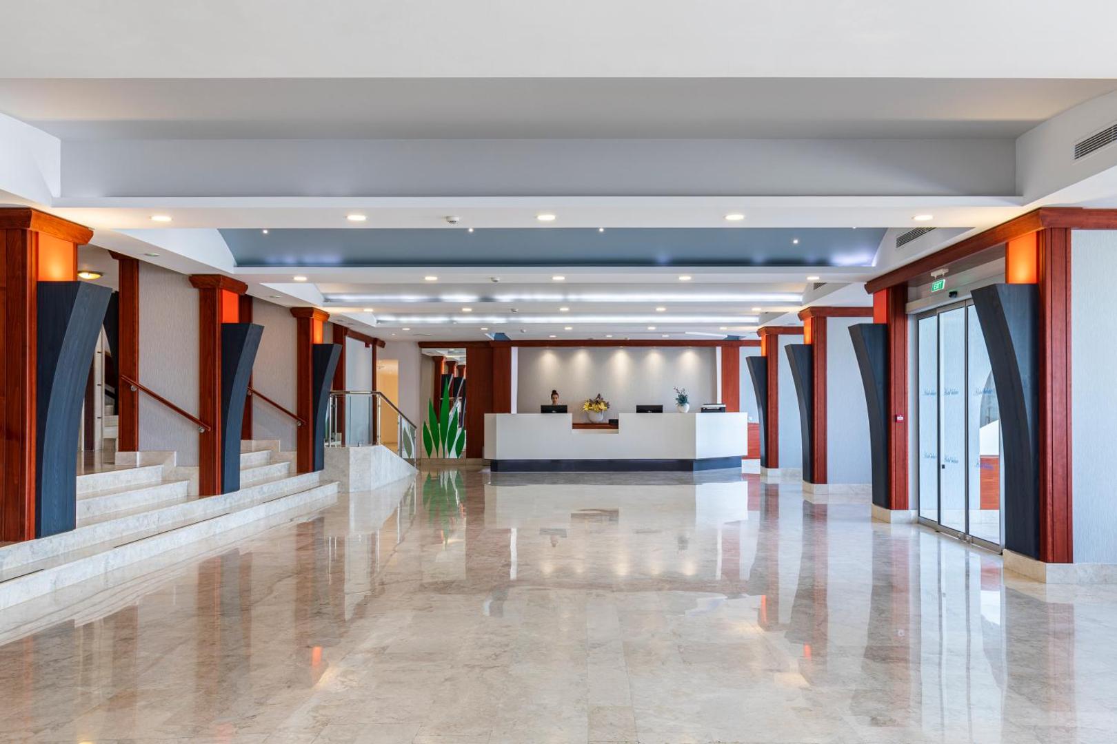 Belair Beach viesnīcas modernā recepcijas zona un vestibils ar marmora grīdu un gaišu interjeru Rodas salā