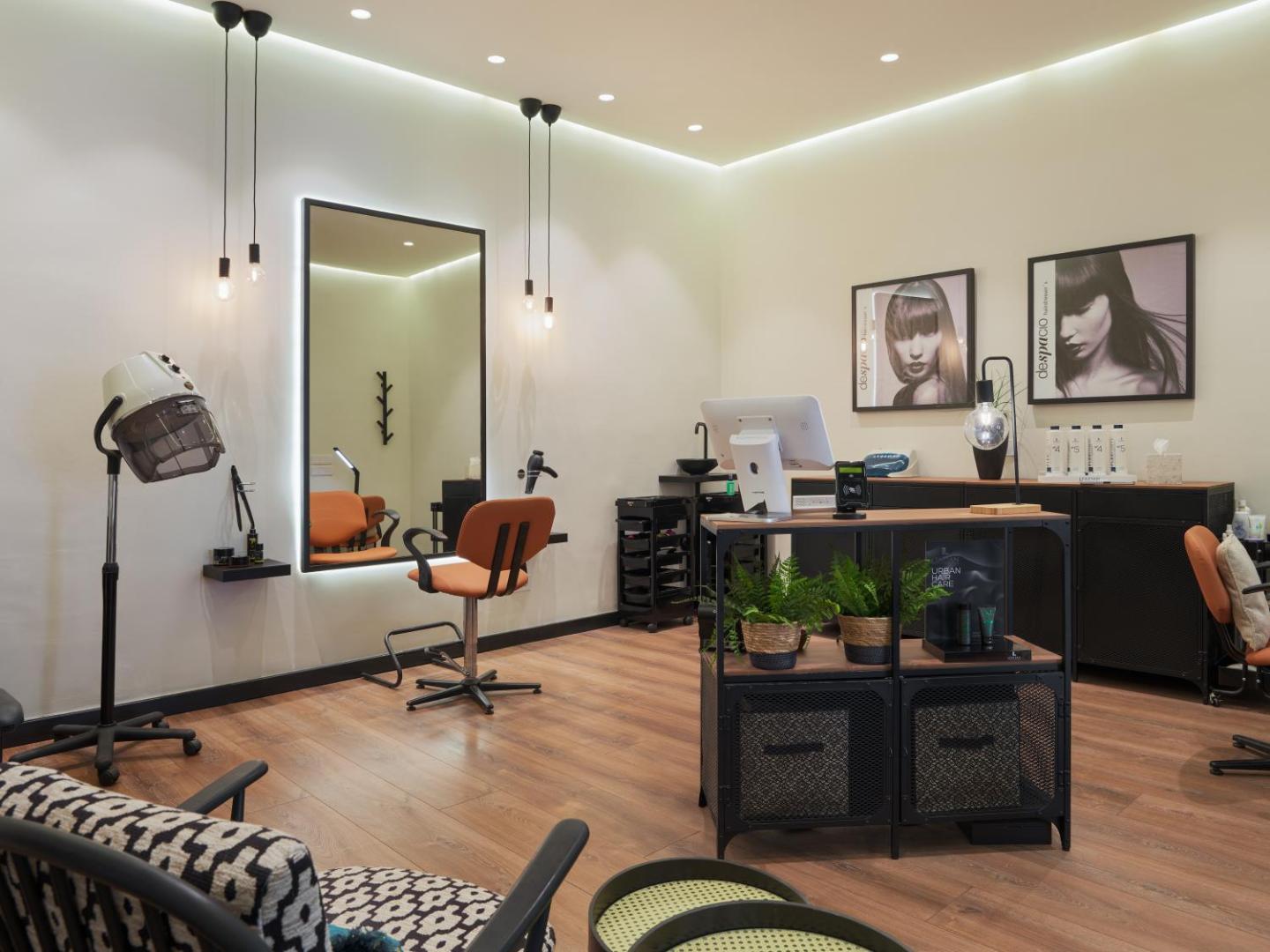 H10 Costa Adeje Palace viesnīcas modernais frizētavas salons Tenerifē ar stilīgu interjeru, lieliem spoguļiem, ērtiem krēsliem un profesionālu aprīkojumu viesu labsajūtai.