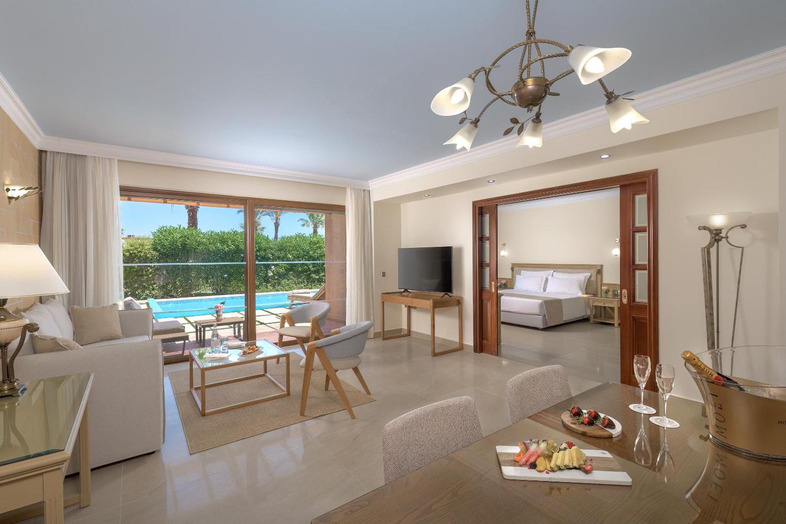 Atrium Palace Thalasso Spa Resort luksusa numurs ar atsevišķu dzīvojamo zonu, pusdienu galdu un skatu uz privāto baseinu Rodas salā.