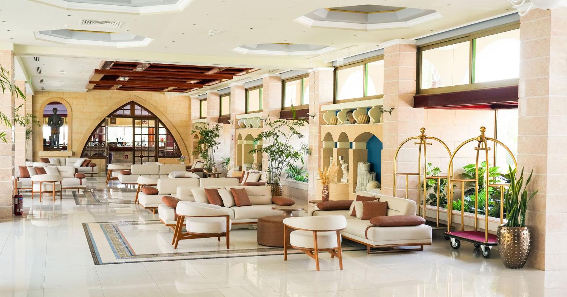 Atrium Palace Thalasso Spa Resort And Villas plašais vestibils Rodas salā ar gaišiem dīvāniem, marmora grīdu un klasiskiem dizaina elementiem