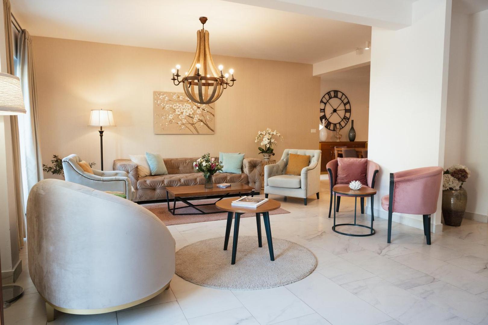 HUMA Kotor Bay Hotel & Villas lobby zona ar dizaina mēbelēm, lustrām un gaišu interjeru Melnkalnes kūrortā
