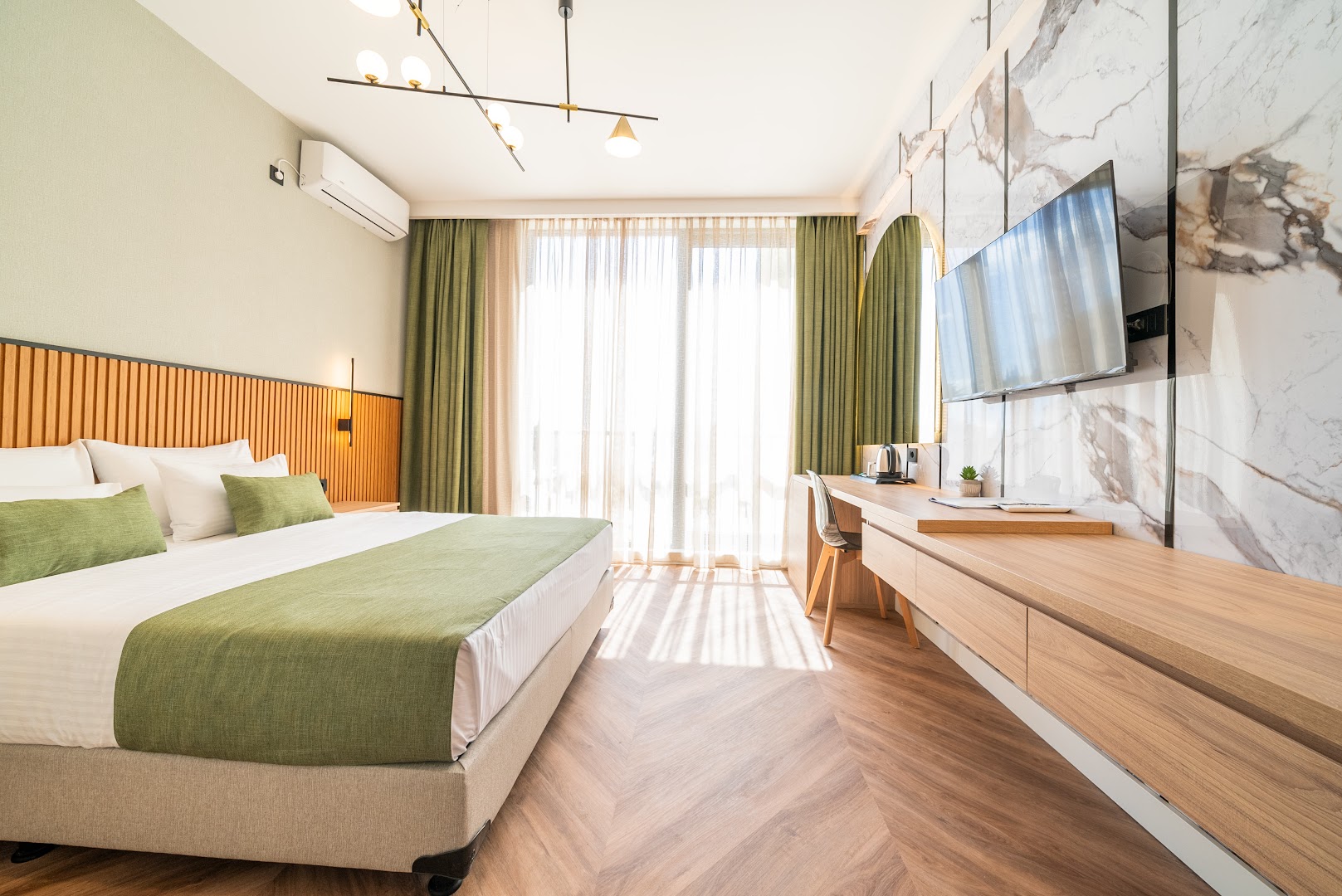 Gaišs Hotel Millennium by Aycon numurs ar lielu gultu, koka apdari un marmora sienas paneli Budvā