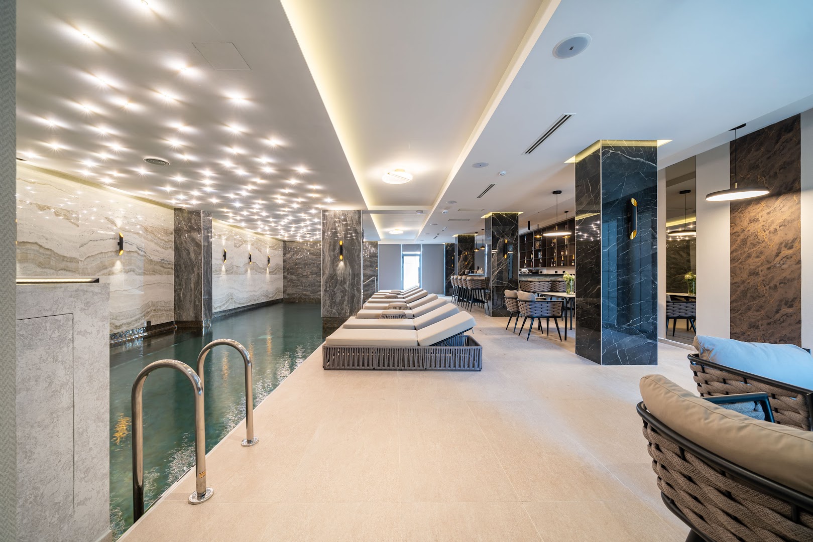 Hotel Millennium by Aycon iekštelpu baseins ar atpūtas krēsliem, marmora apdari un zvaigžņotu griestu apgaismojumu Budvā, Melnkalnē