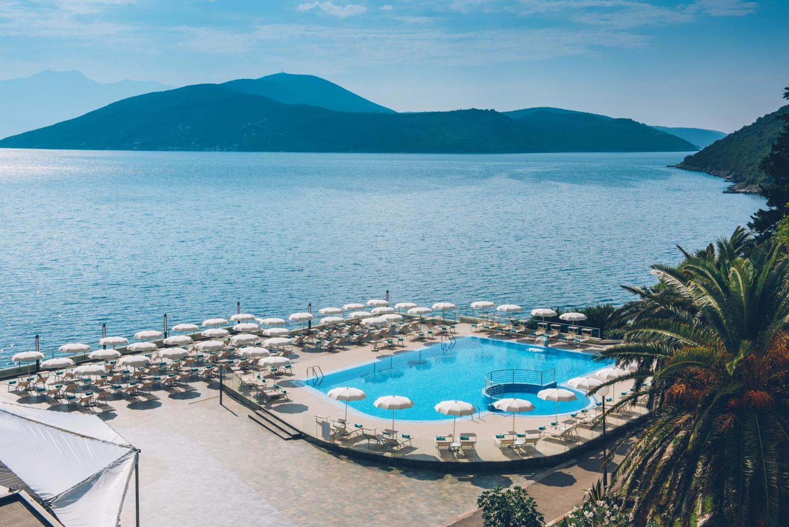 Aerofoto skats uz Iberostar Herceg Novi baseinu un plašo sauļošanās terasi tieši pie Adrijas jūras krasta līnijas