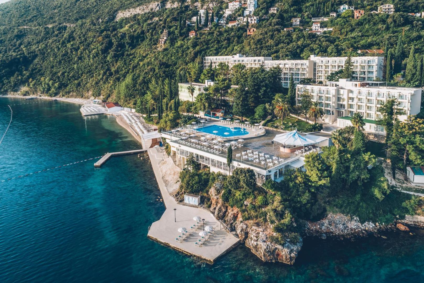 Iberostar Herceg Novi viesnīcas komplekss piekrastē ar privāto pludmali, baseinu un restorāna terasi uz klints raga Melnkalnē