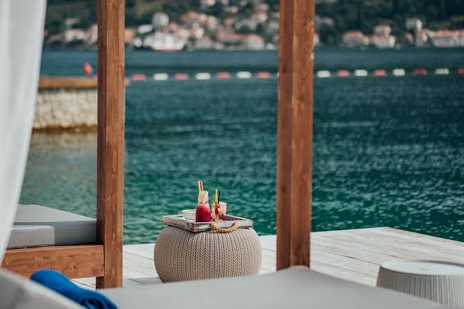 Tuvplāns ar atspirdzinošiem kokteiļiem uz pītā pufa pie jūras Boutique Hotel & Spa Casa del Mare atpūtas zonā