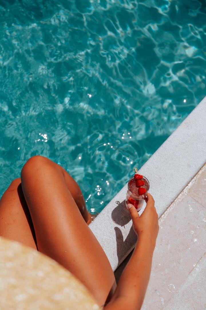 Atspirdzinošs kokteilis ar ogām pie Boutique Hotel & Spa Casa del Mare baseina dzidrā ūdens