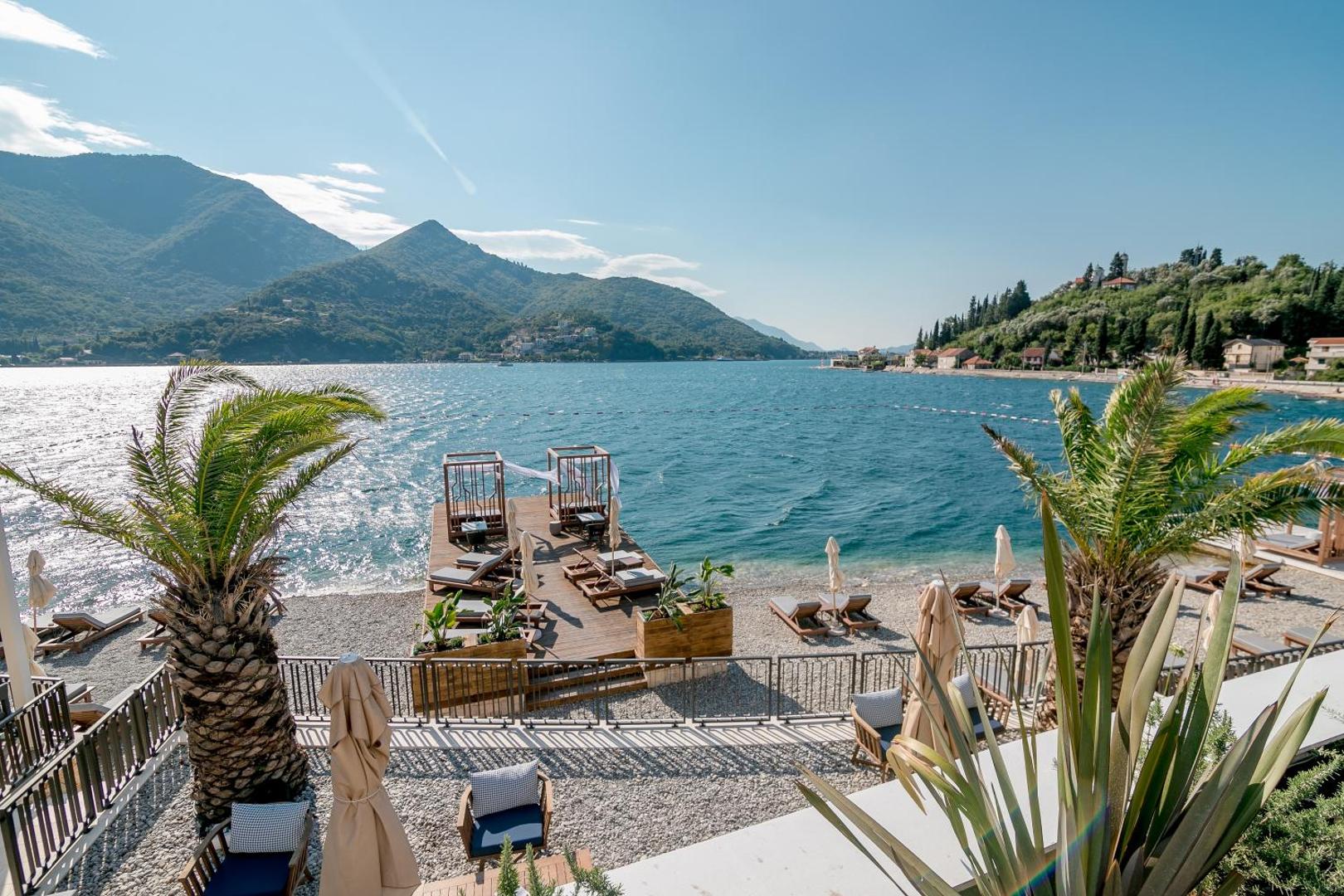 Boutique Hotel & Spa Casa del Mare privātā pludmale ar koka piestātni un skatu uz kalniem un līci