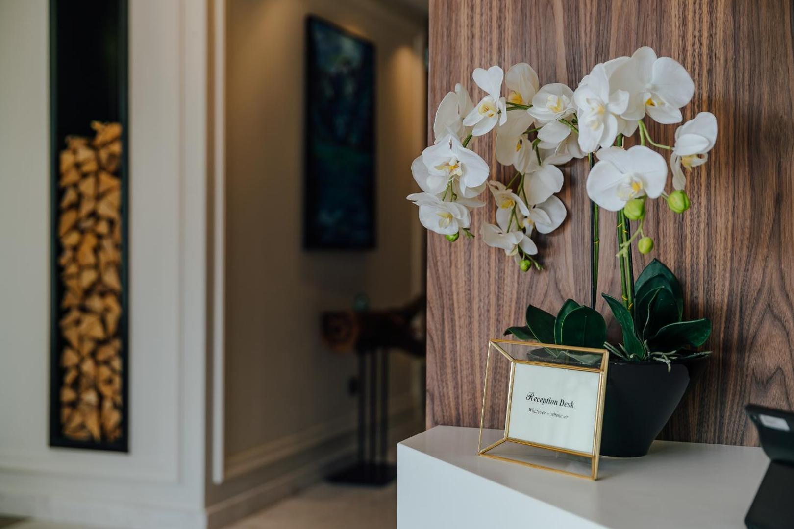 Tuvplāns ar orhidejām un recepcijas galdu Boutique Hotel & Spa Casa del Mare viesnīcā, elegants interjera dizains