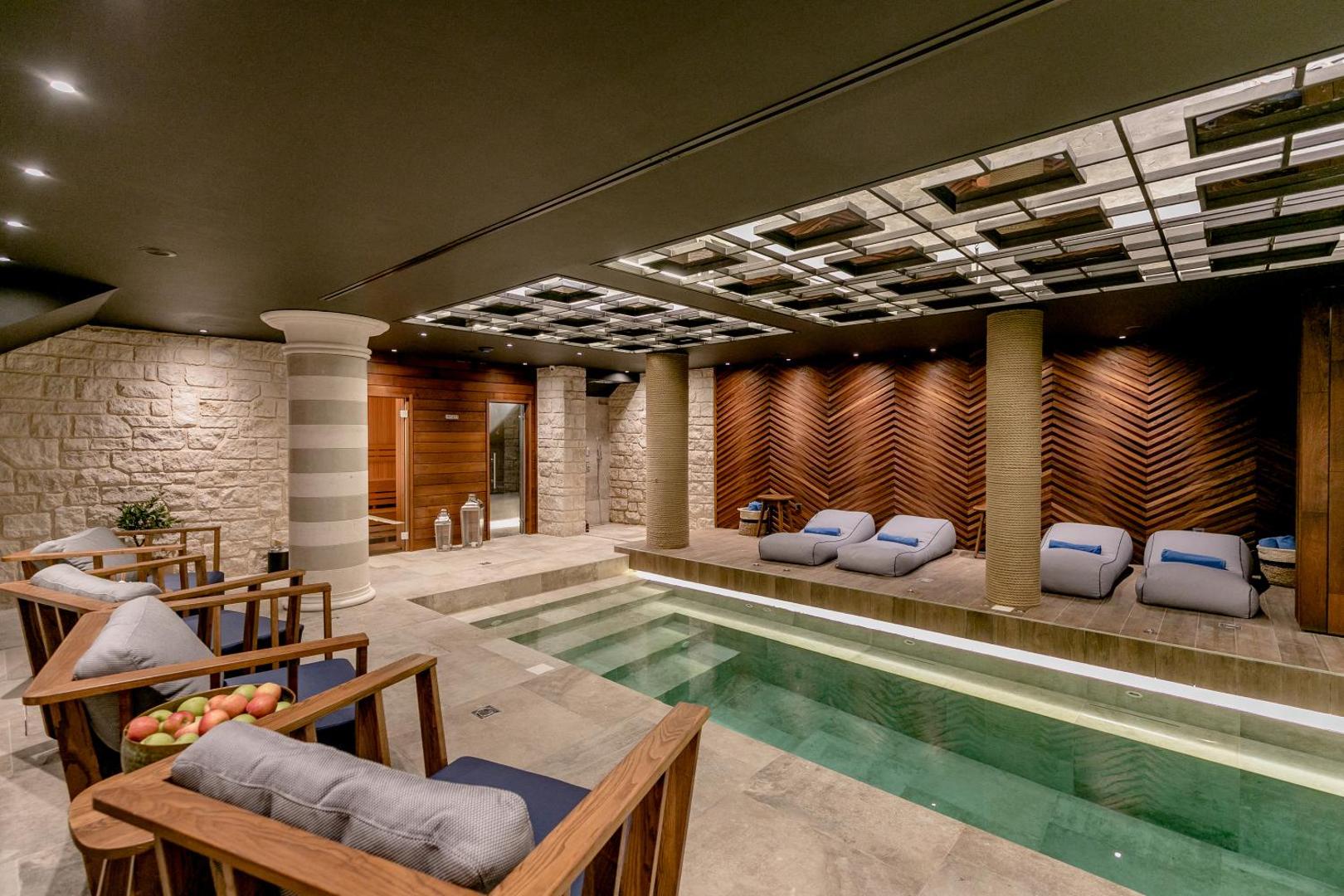 Boutique Hotel & Spa Casa del Mare spa centrs ar iekštelpu baseinu, atpūtas krēsliem, saunu un koka sienu apdari
