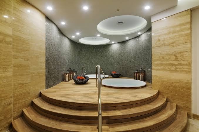 The Sense Deluxe spa centra relaksācijas baseins ar koka apdari, siltu apgaismojumu un mierpilnu atmosfēru atpūtai