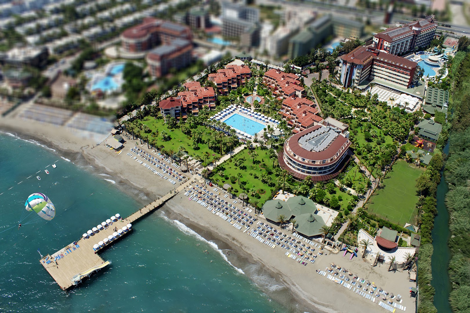 Saphir Hotel & Villas kūrorta panorāma ar skatu uz Vidusjūru, centrālo baseinu, futbola laukumu un pludmales zonu Alānijā