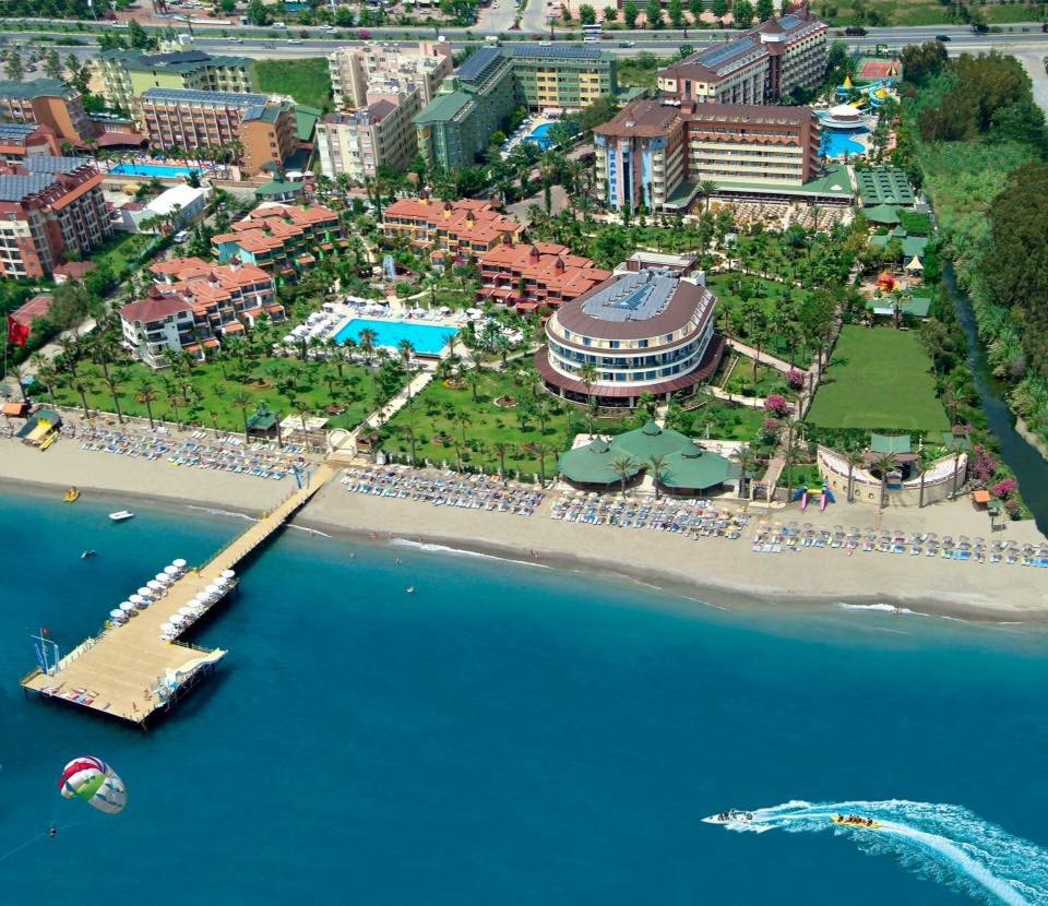 Saphir Hotel & Villas skats no putna lidojuma Alānijā — plaša teritorija ar baseiniem, privātu pludmali, piestātni un zaļojošiem dārziem