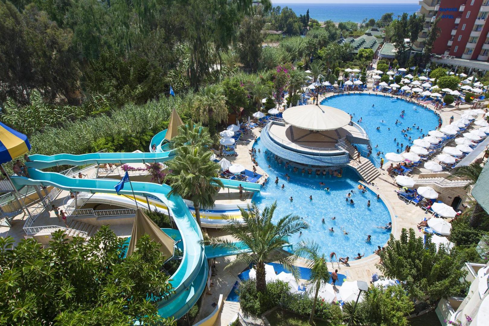 Saphir Hotel & Villas akvaparks ar vairākiem ūdens slidkalniņiem un baseinu bāru, skats no augšas uz kūrorta teritoriju