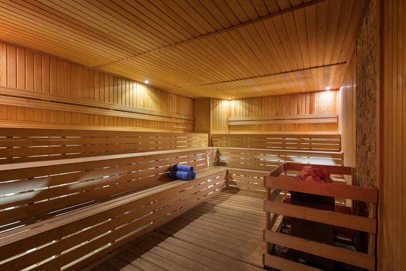 Saphir Hotel & Villas plašā koka apdares sauna ar vairākiem līmeņiem un akmeņu krāsni relaksācijai.