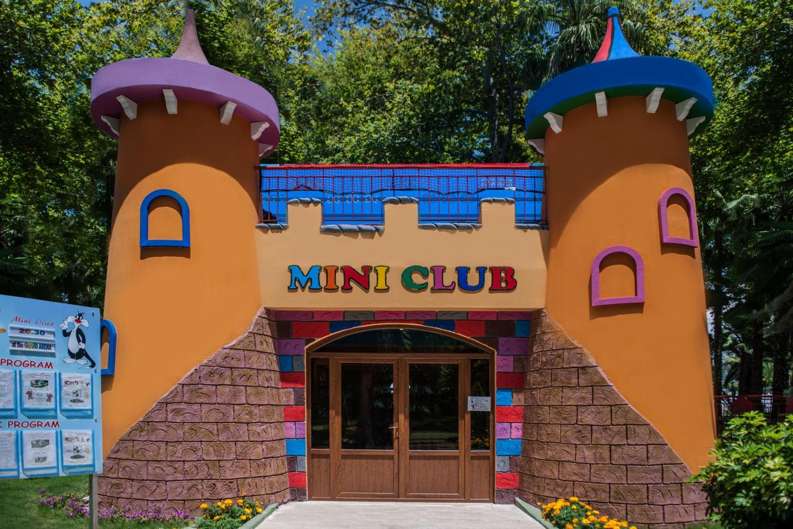 Botanik Hotel & Resort bērnu mini klubs pils formā ar krāsainiem torņiem un izklaides programmu mazajiem viesiem