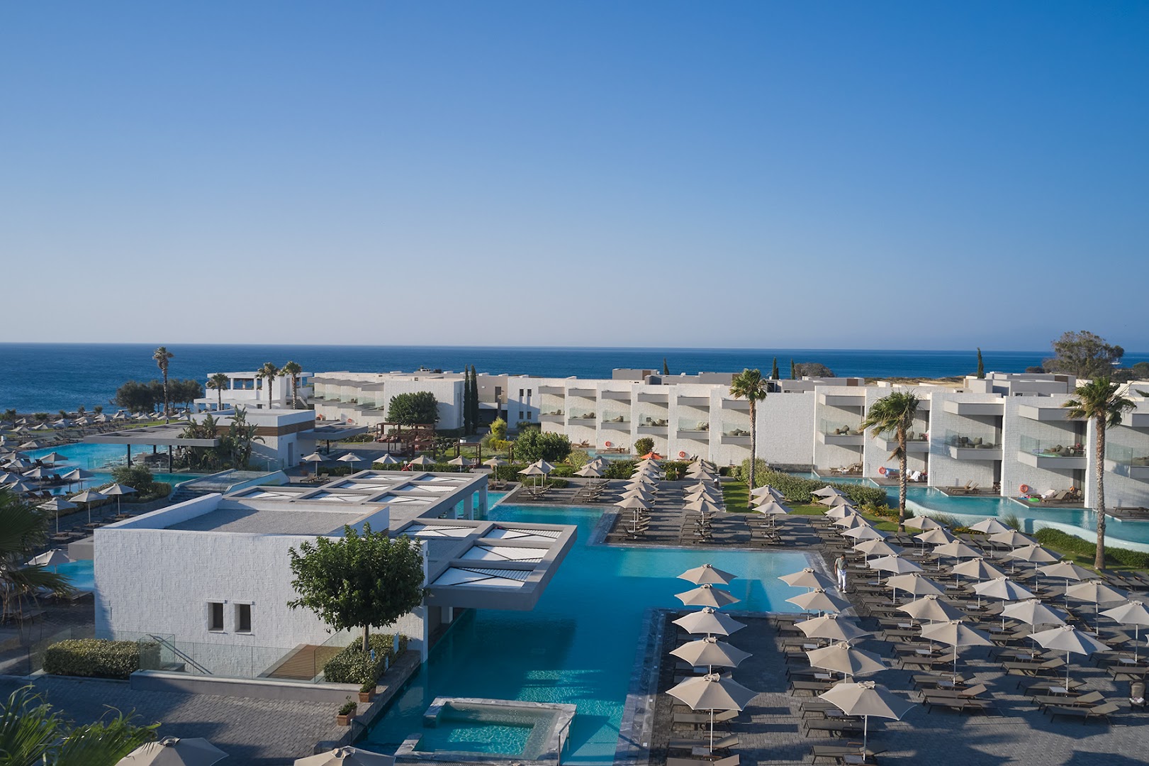 Skats no augšas uz Atlantica Dreams Resort sauļošanās zonu ar saulessargiem, baseiniem un Vidusjūras horizontu Rodā