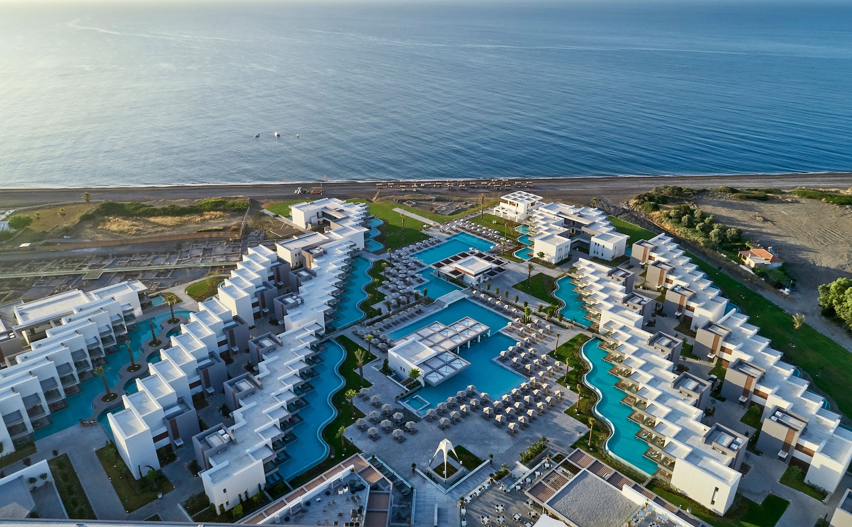 Atlantica Dreams Resort panorāmas skats uz viesnīcas teritoriju, swim-up numuriem un privāto pludmales zonu Rodas salā