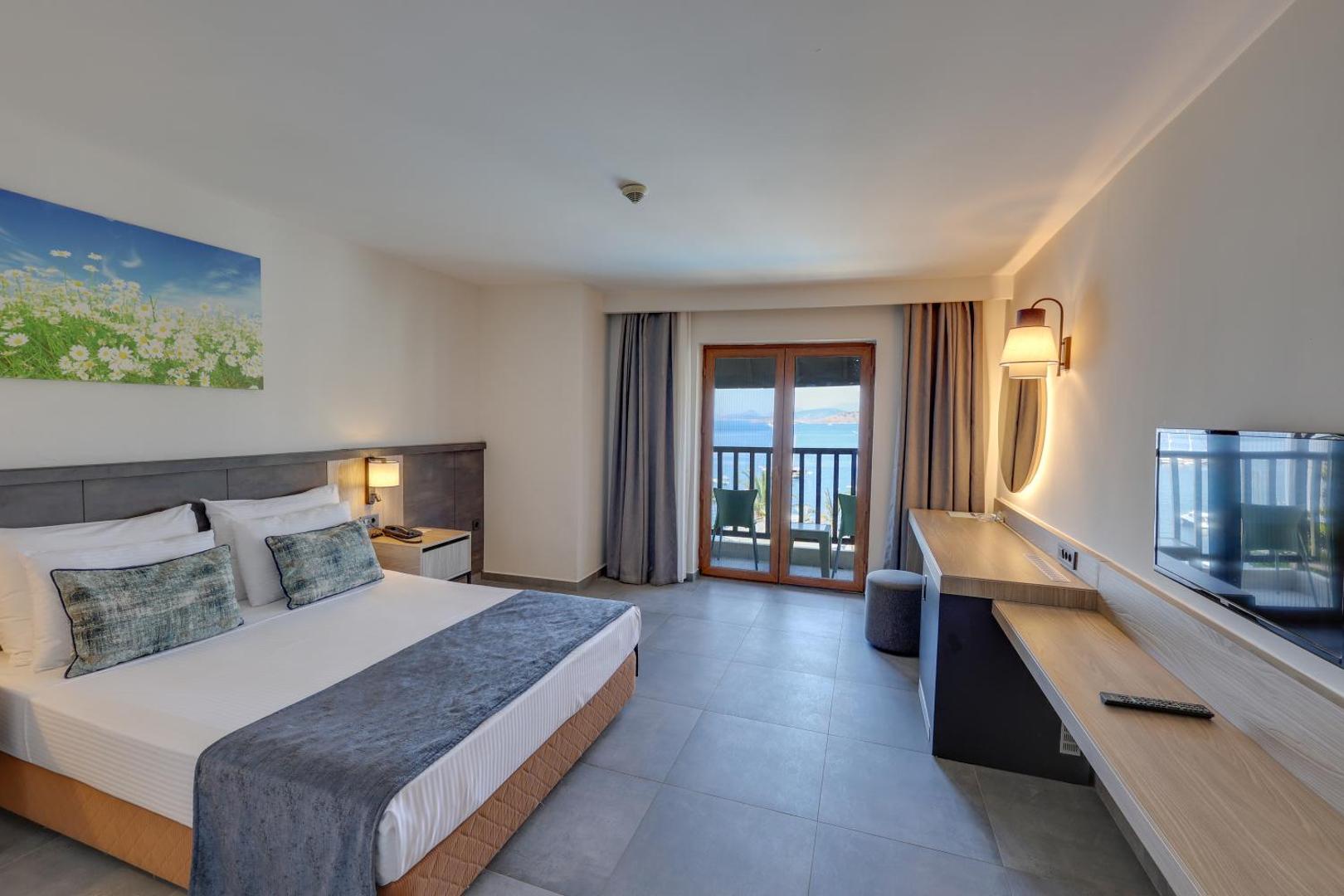 Diamond of Bodrum Hotel plašs numurs ar divguļamo gultu, balkonu, skatu uz jūru un garu koka galda virsmu