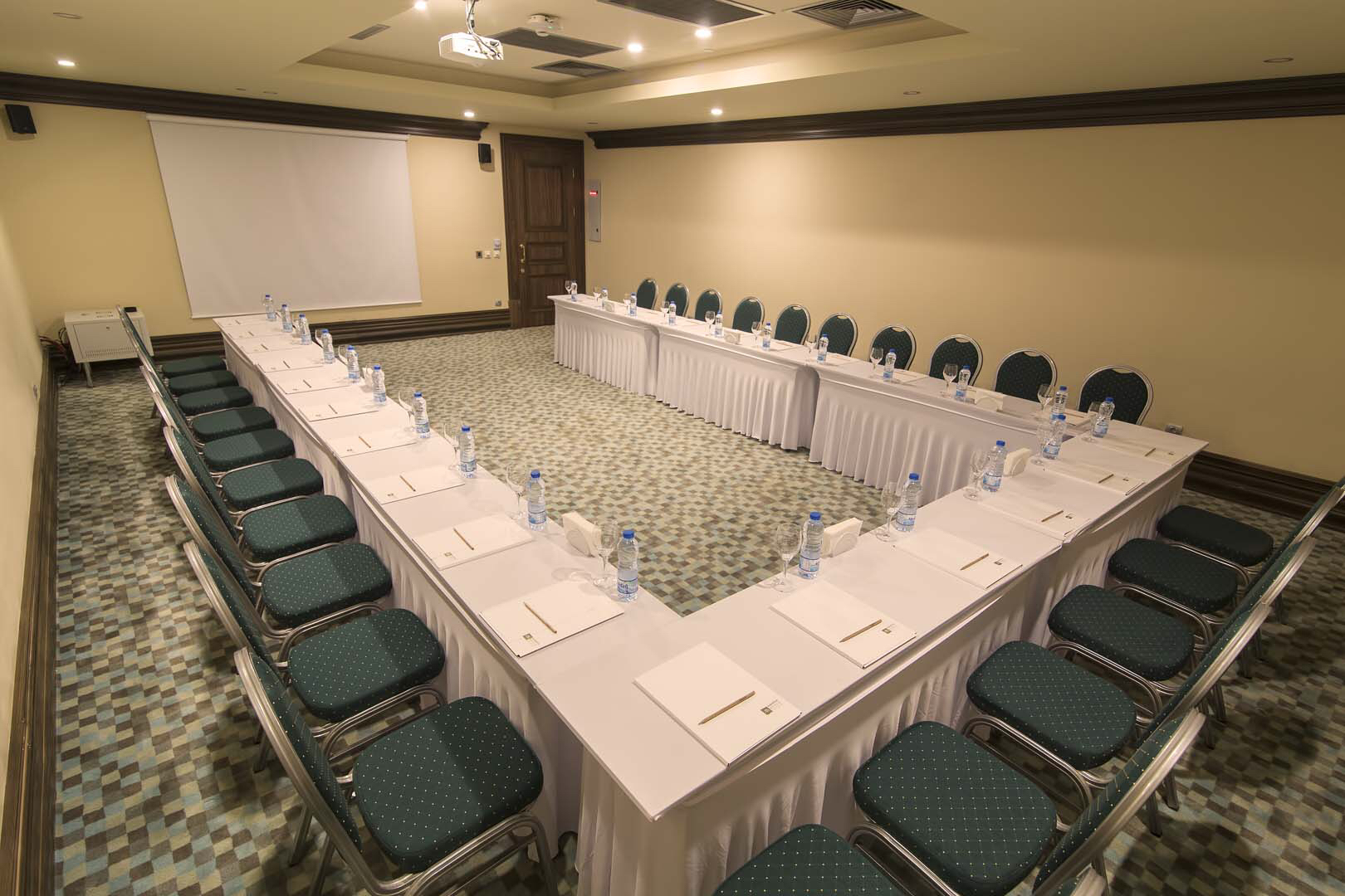 La Blanche Island Bodrum konferenču zāle ar U-veida galdu izkārtojumu, baltiem galdautiem un aprīkojumu prezentācijām