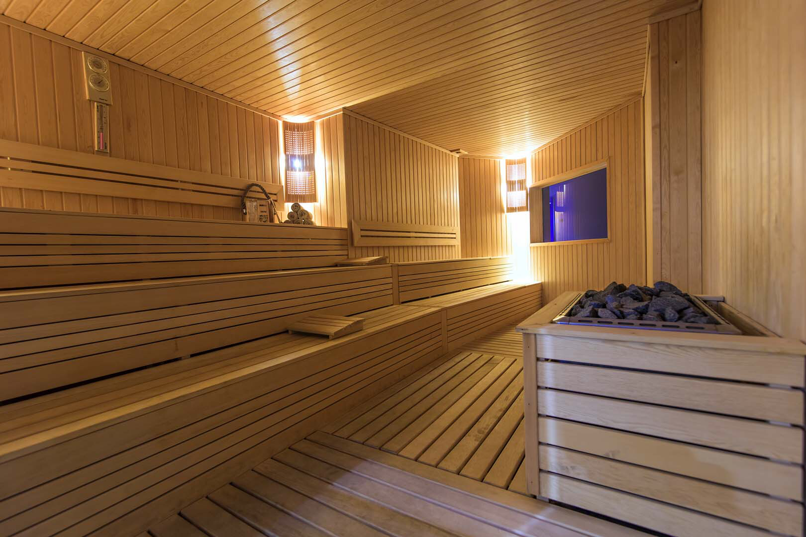 La Blanche Island Bodrum spa centra sauna ar koka apdari un vairākiem līmeņiem relaksācijai Bodrumas kūrortā