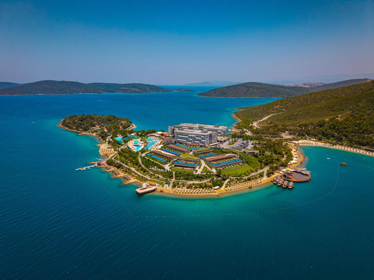 La Blanche Island Bodrum viesnīcas panorāmas skats no putna lidojuma uz pussalas, ko ieskauj Egejas jūras tirkīzzilie ūdeņi