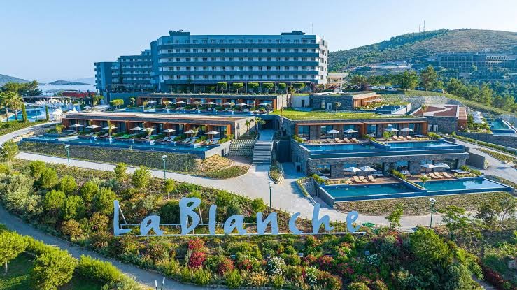 La Blanche Island Bodrum modernā arhitektūra ar numuriem, kuriem ir tieša piekļuve baseinam un sakoptu dārza teritoriju