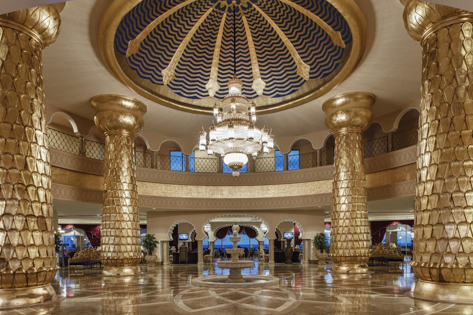 Spice Hotel & Spa greznais vestibils Belekā ar zelta kolonnām, lielu kristāla lustru un augstiem kupola griestiem austrumu stilā