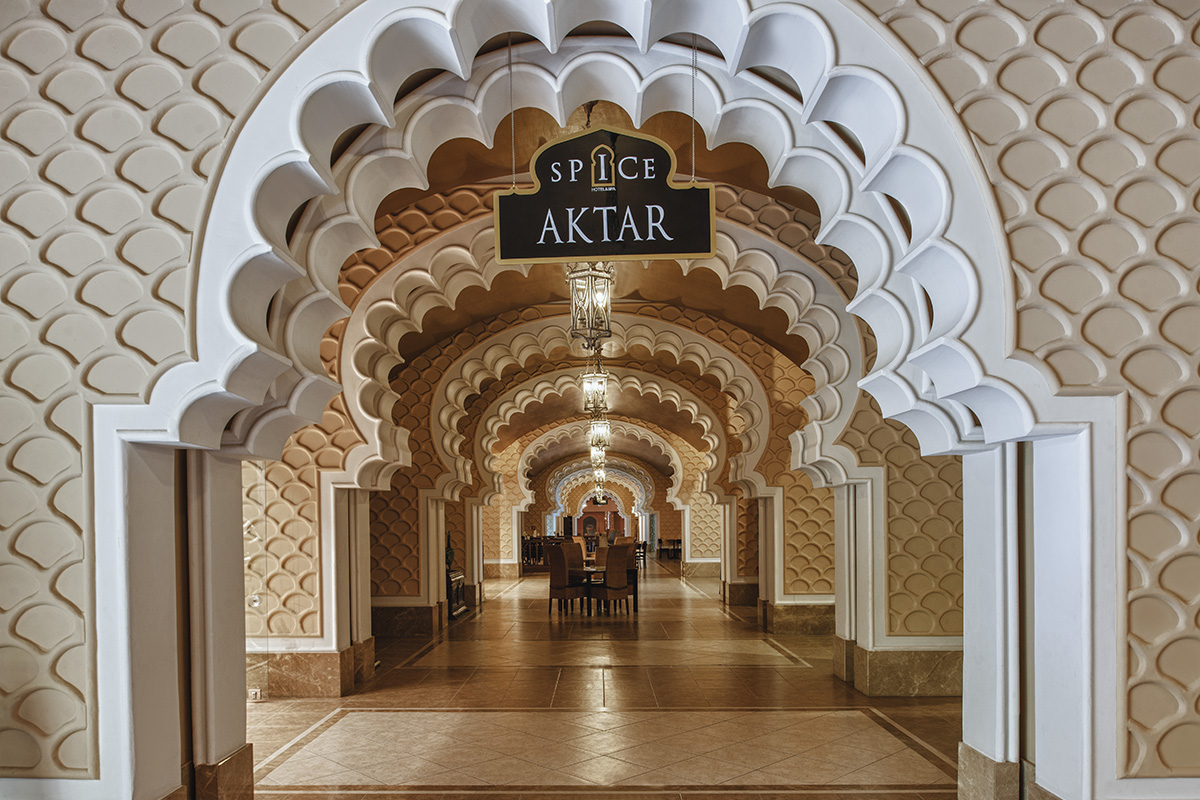 Spice Hotel & Spa greznais interjers ar arkveida ejām un austrumnieciskiem rakstiem pie ieejas restorānā Aktar Belekas kūrortā