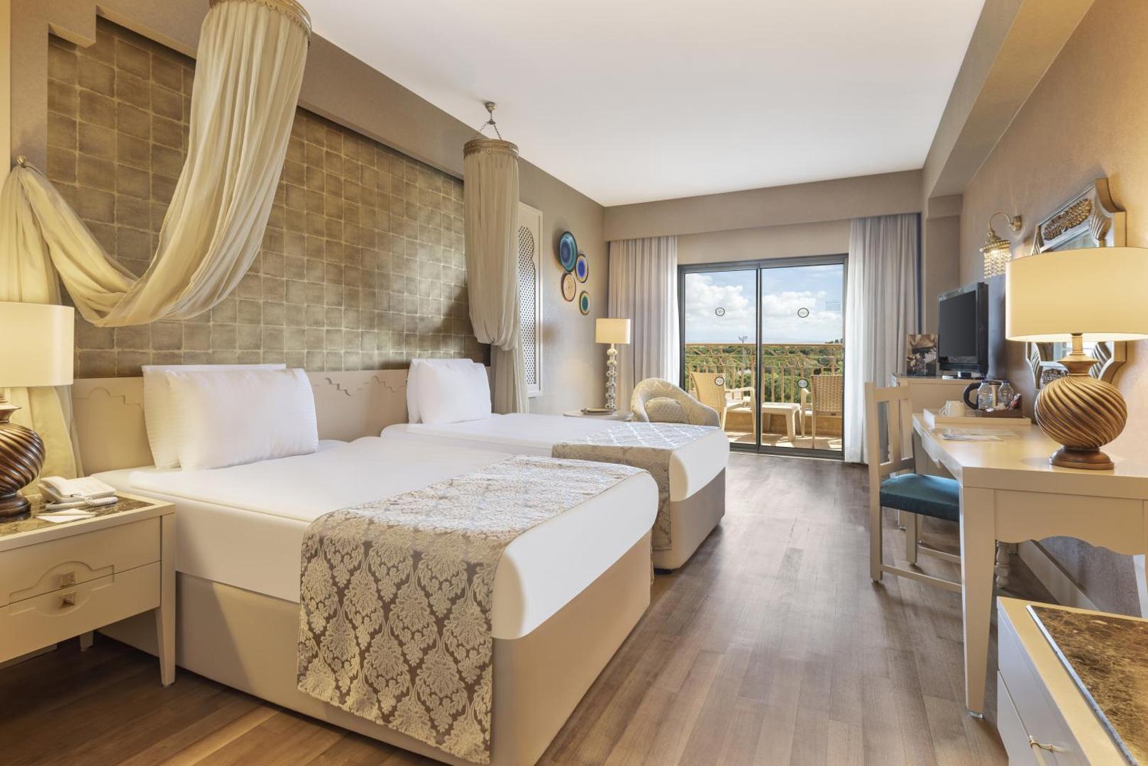 Spice Hotel & Spa gaišs divvietīgs numurs ar balkonu, rakstāmgaldu un dekoratīviem baldahīniem virs gultām Belekā, Turcijā