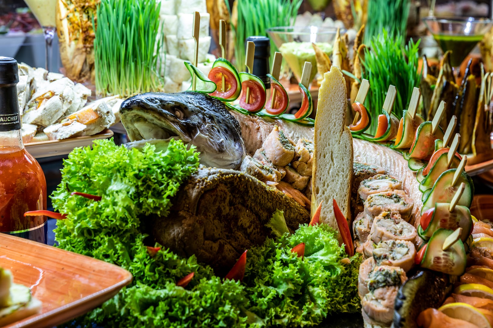 Spice Hotel & Spa bagātīga bufetes izvēle ar zivju delikatesēm, uzkodām un svaigiem zaļumiem viesnīcas restorānā
