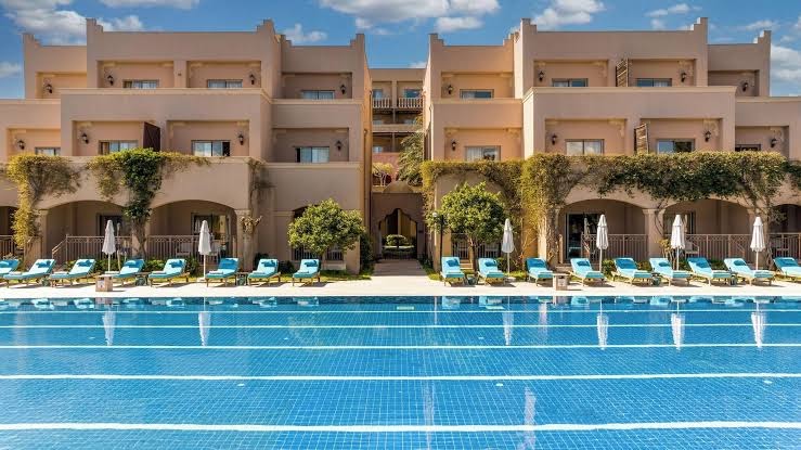 Spice Hotel & Spa numuru korpuss ar balkoniem un sauļošanās krēsliem tieši pie peldbaseina malas Belekas kūrortā