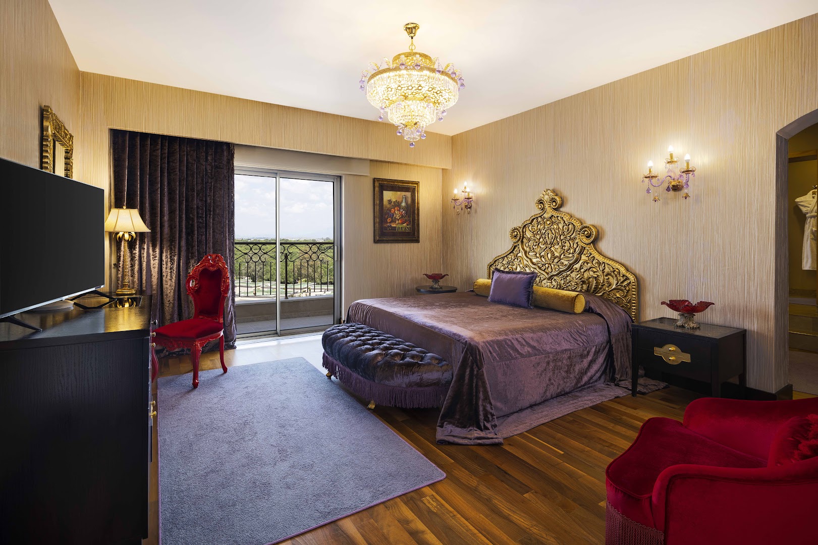 Spice Hotel & Spa elegants numurs ar tumša koka mēbelēm, sarkanu atpūtas krēslu, balkonu un skatu uz dārzu Belekas kūrortā