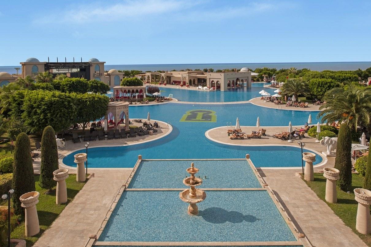 Panorāmas skats uz Spice Hotel & Spa plašo baseinu kompleksu, dārzu un Vidusjūras piekrasti Belekā, Turcijā