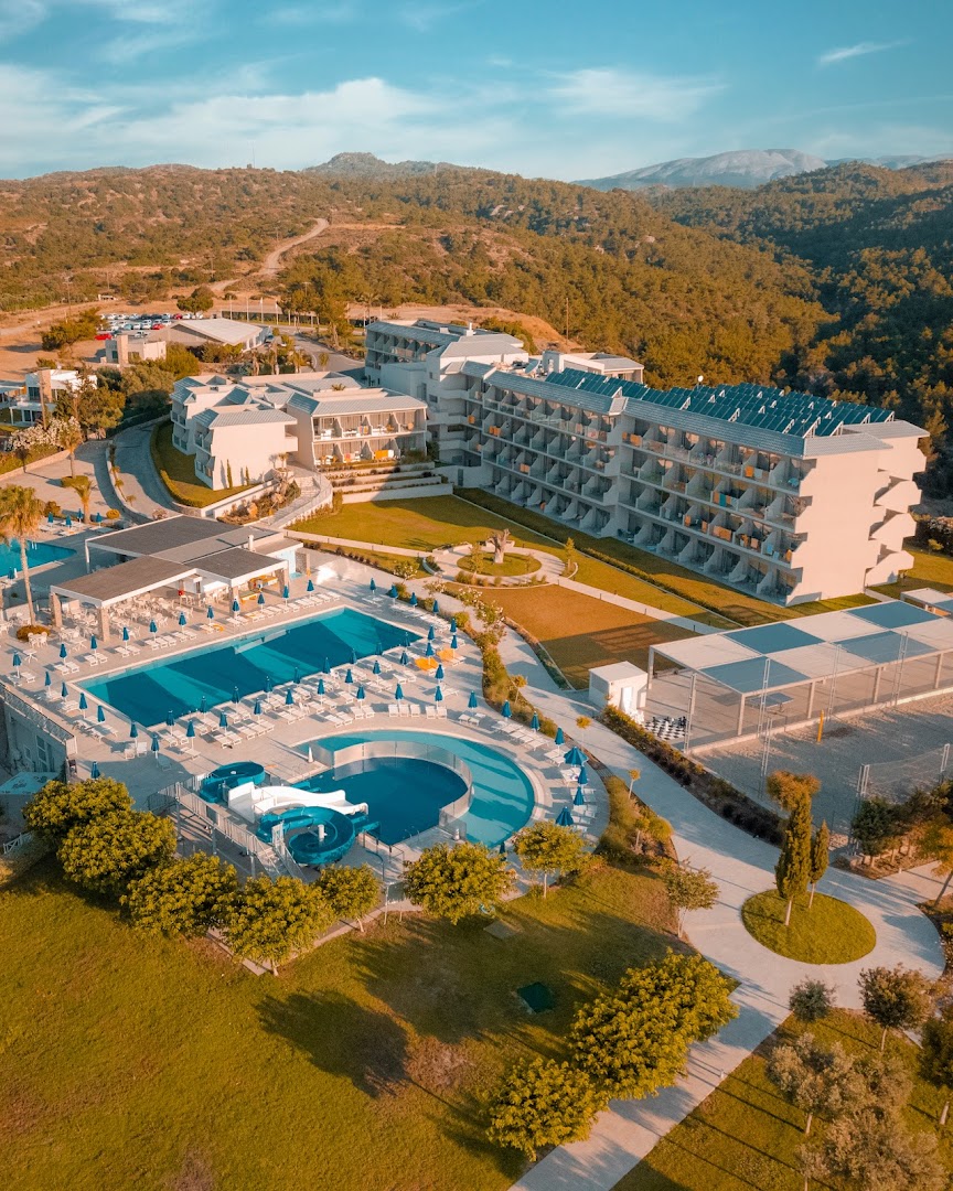 Princess Sun Hotel bērnu baseins ar ūdens slidkalniņiem un galvenais baseins Rodas salā, apkārtnē zaļojoši kalni