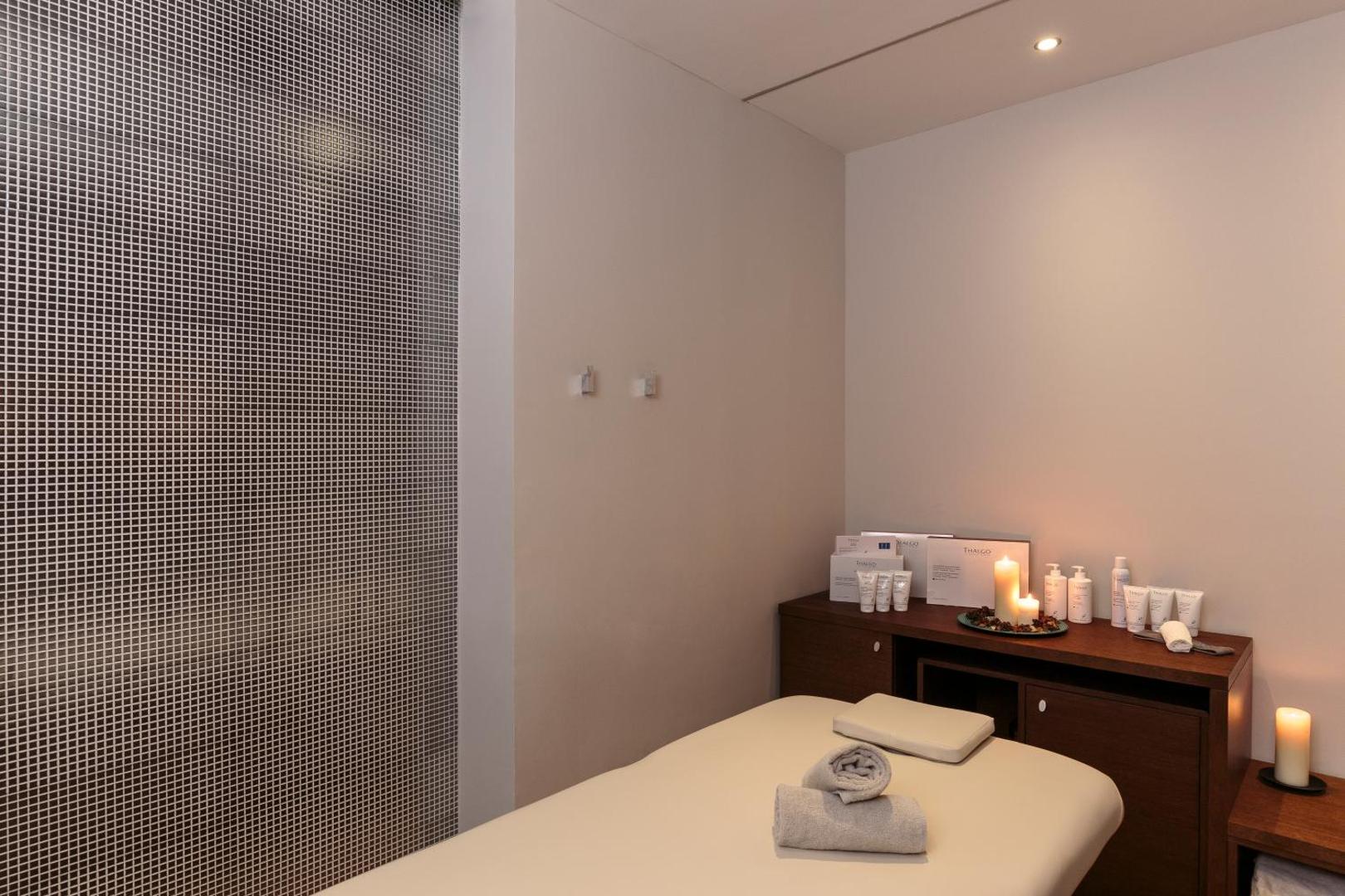 Princess Sun Hotel spa procedūru telpa ar masāžas galdu, svecēm un Thalgo kosmētiku relaksējošai atpūtai Rodas salā