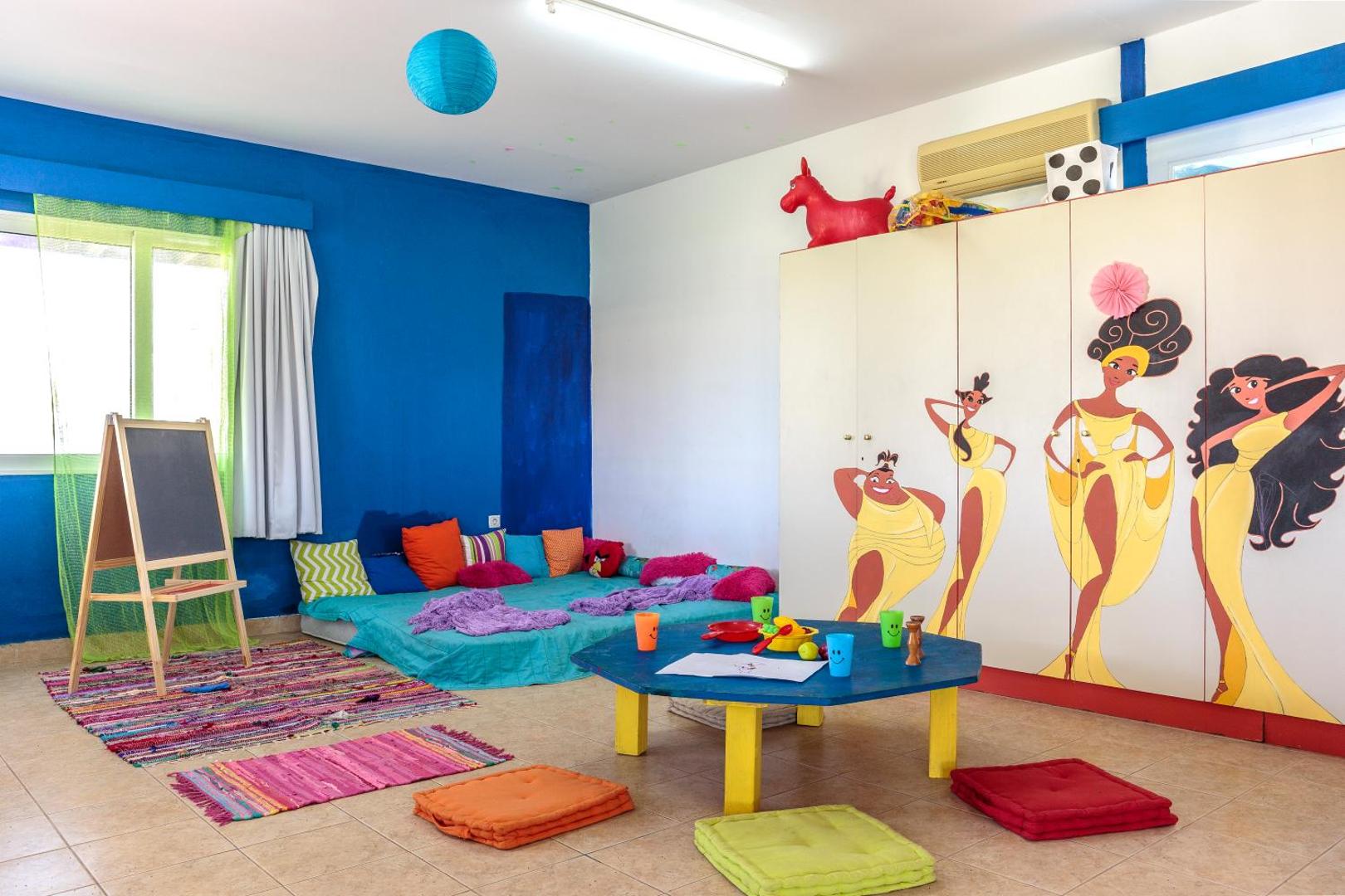 Princess Sun Hotel krāsains bērnu klubs ar rotaļu zonu, zīmēšanas galdu, mīkstiem spilveniem un pasaku tēlu dekorācijām uz skapjiem