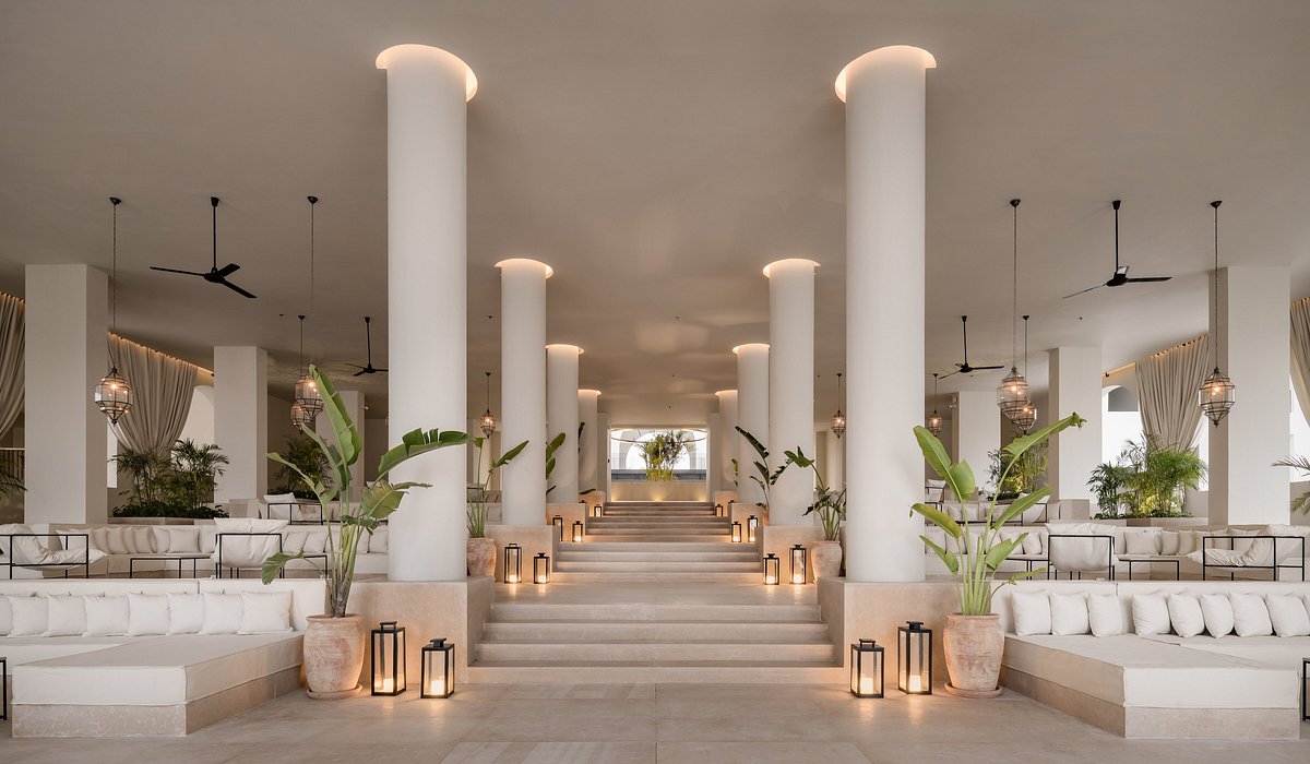 Serry Beach Resort plašā lobby zona ar baltām kolonnām, mīkstajiem atpūtas stūriem un dekoratīvām laternām vakarā.