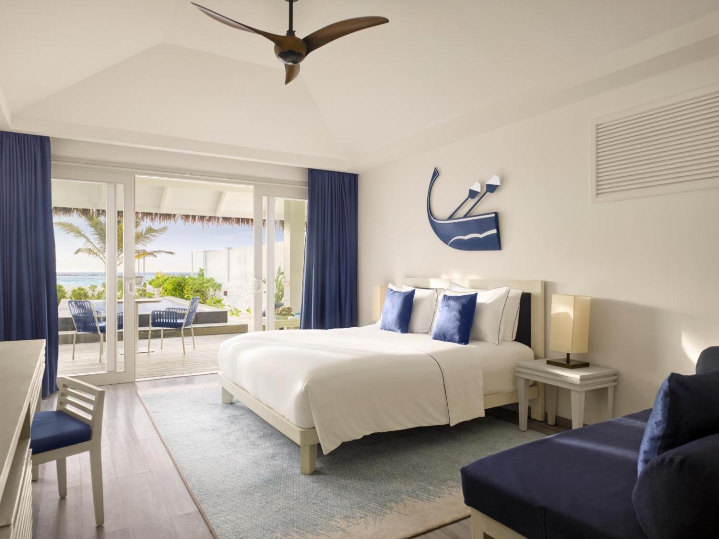 Villa Nautica Paradise Island minimālisma stila numurs baltos un zilos toņos ar skatu uz dārzu un okeānu