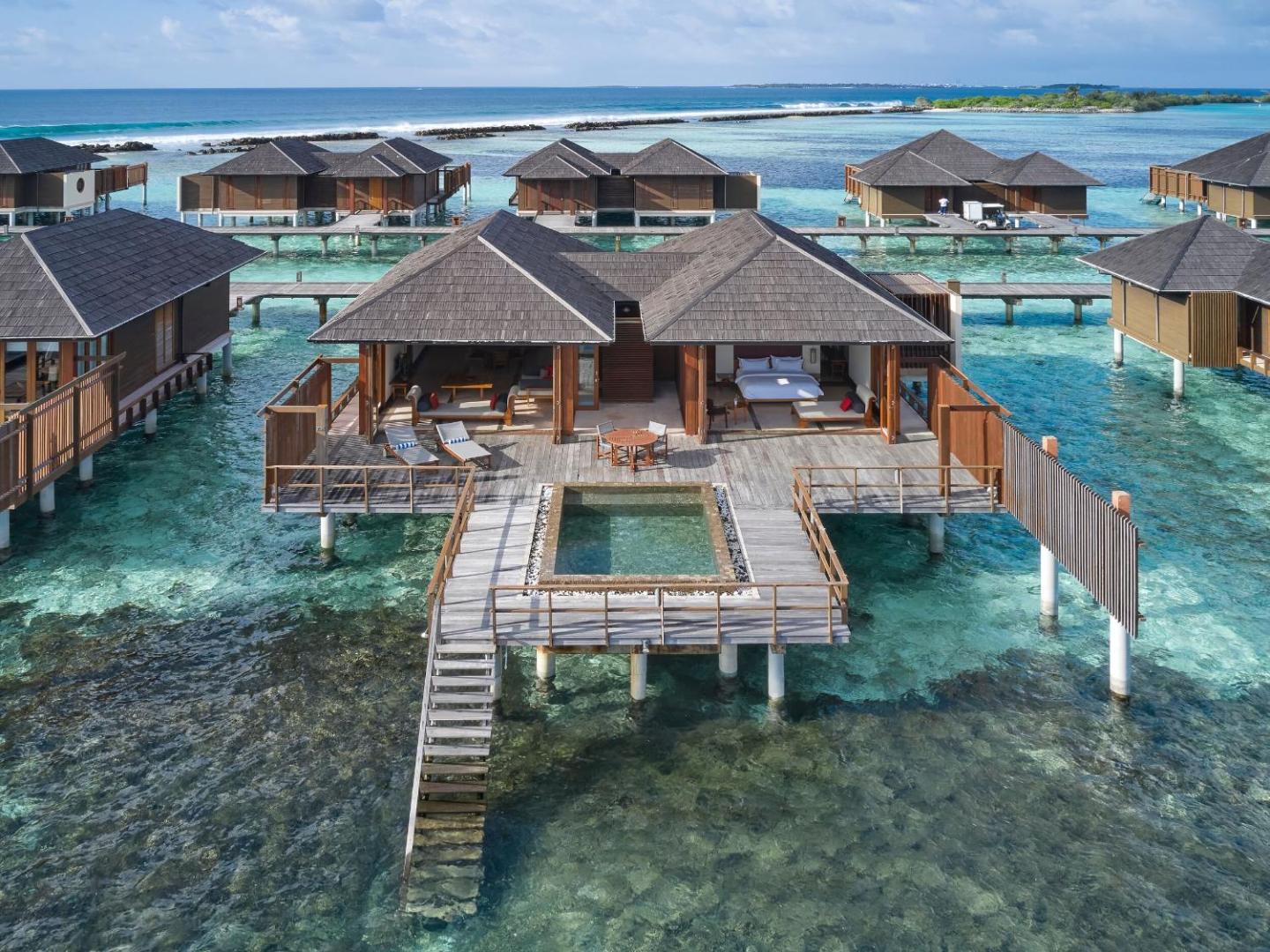Villa Nautica Paradise Island ūdens villa uz pāļiem ar privātu terasi, baseinu un tiešu ieeju Indijas okeāna dzidrajos ūdeņos