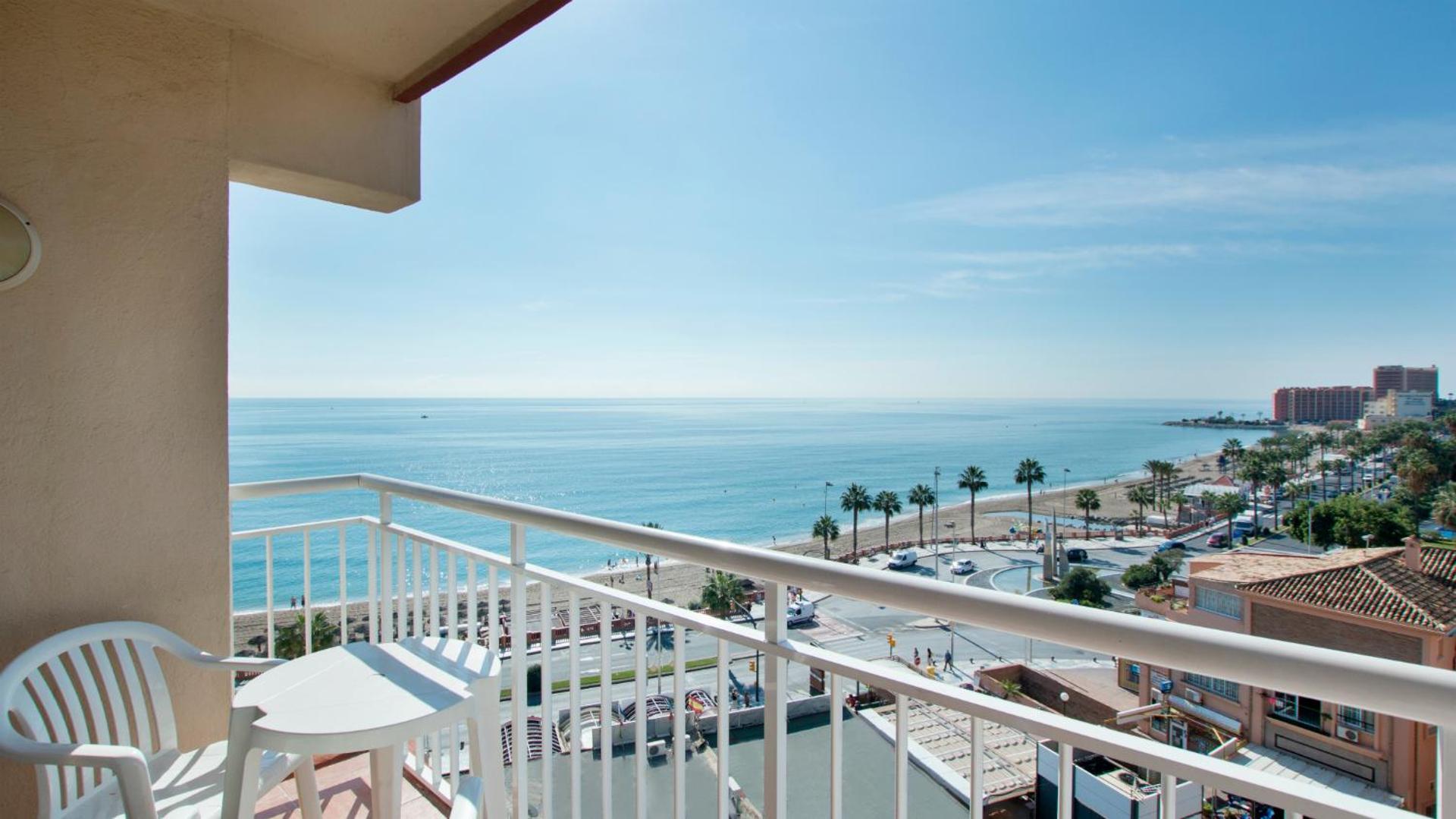 MedPlaya Hotel Alba Beach numura balkons ar galdiņu un krēsliem, skats uz piekrastes promenādi un jūru