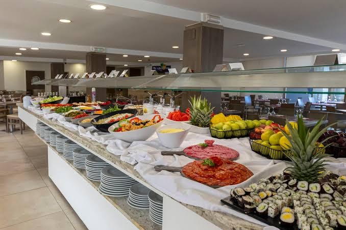 MedPlaya Hotel Alba Beach bufetes tipa restorāna līnija ar svaigiem salātiem, augļiem un suši izlasi — plaša starptautiskā virtuve