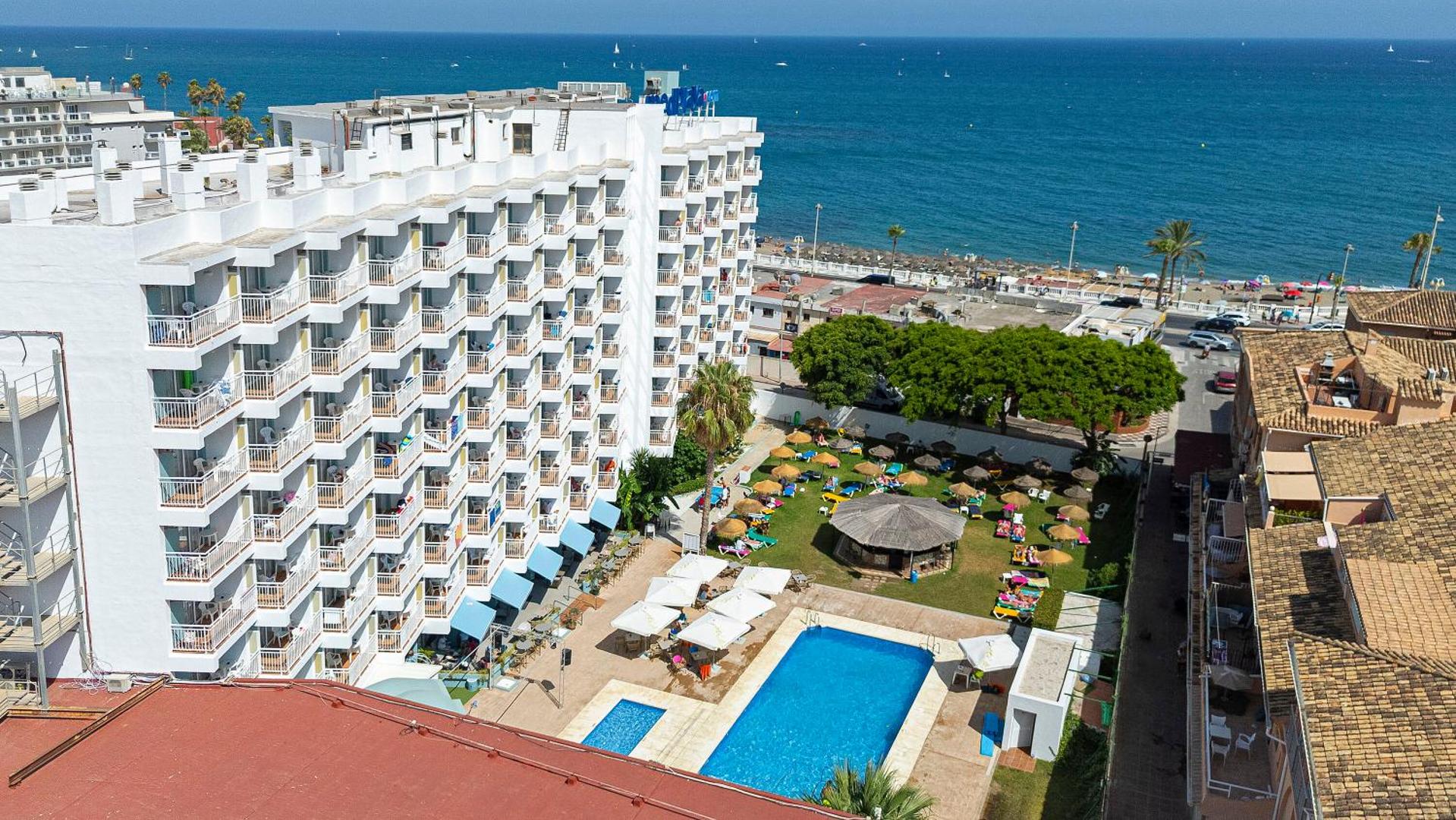 MedPlaya Hotel Alba Beach skats no augšas uz āra baseinu, atpūtas zonu un Vidusjūras piekrasti Benalmadenā, Spānijā