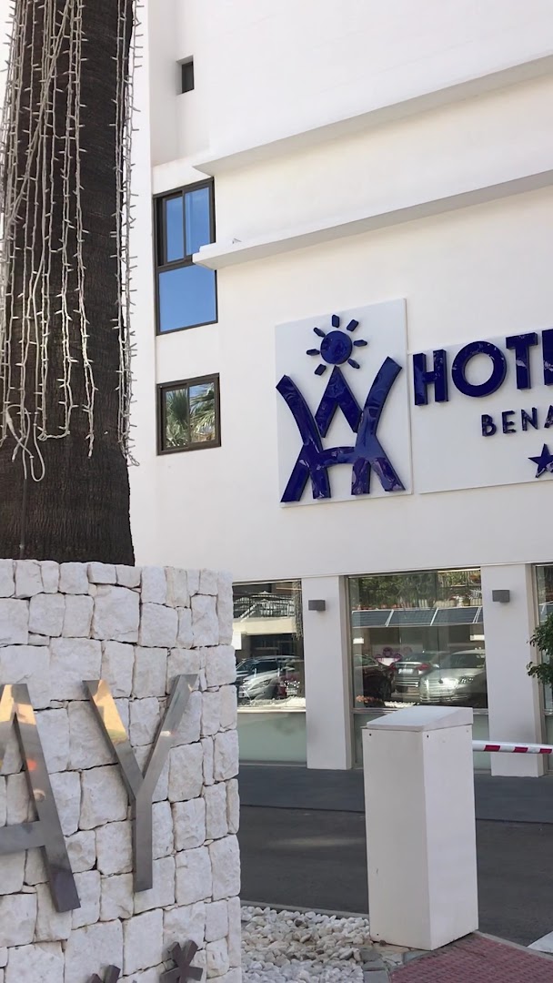 Hotel Alay ieeja un logotips pie baltas akmens sienas — moderna viesnīcas zīme Benalmadenas kūrortā Spānijā