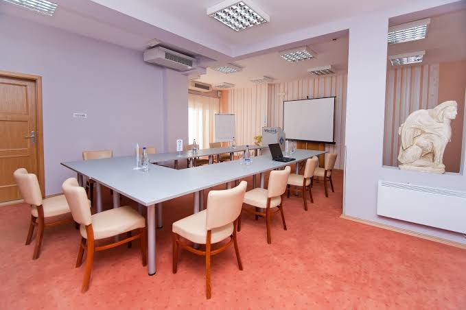 W Grand konferenču zāle ar U-veida galda izkārtojumu, krēsliem un prezentāciju aprīkojumu Petrovacā — piemērota vieta semināriem Melnkalnē